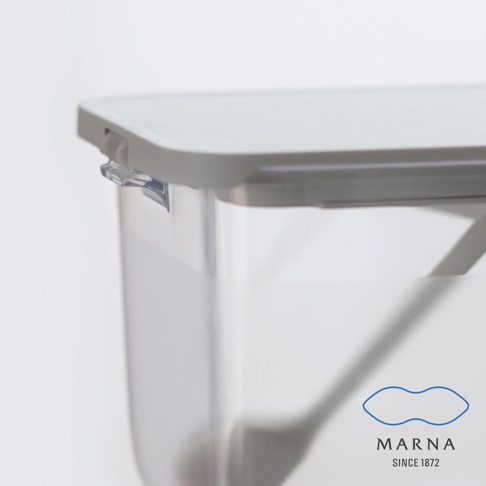 透明塑膠製的密封調味料盒，配有淺灰色蓋子和卡扣。盒身略帶霧面，並印有藍色 MARNA LOGO。