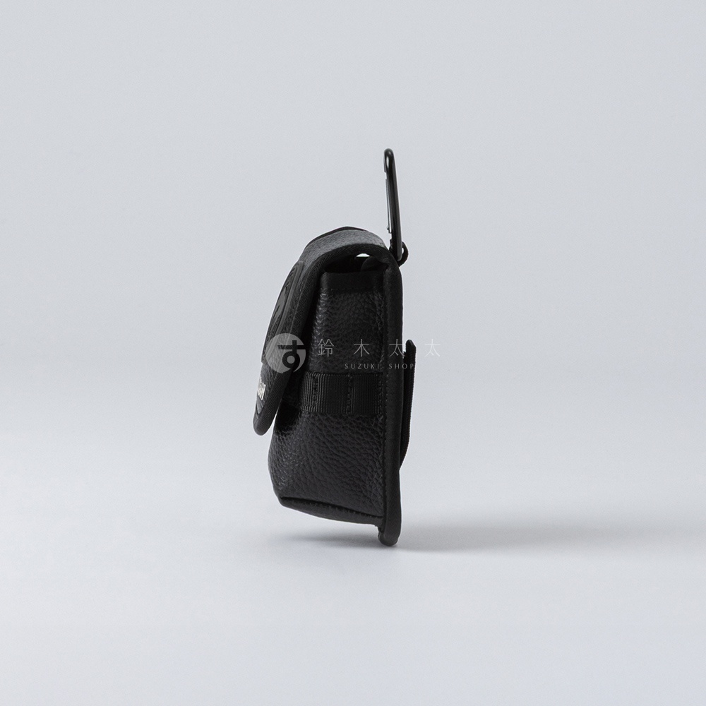 黑色皮革高爾夫球收納腰包，帶有登山扣，可掛在腰帶上。包身有紋理，翻蓋處有品牌標誌。