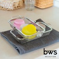 兩個堆疊的不鏽鋼網狀收納籃，籃內裝有粉紅色、白色和黃色的紙杯。收納籃下方鋪著深灰色格紋布。