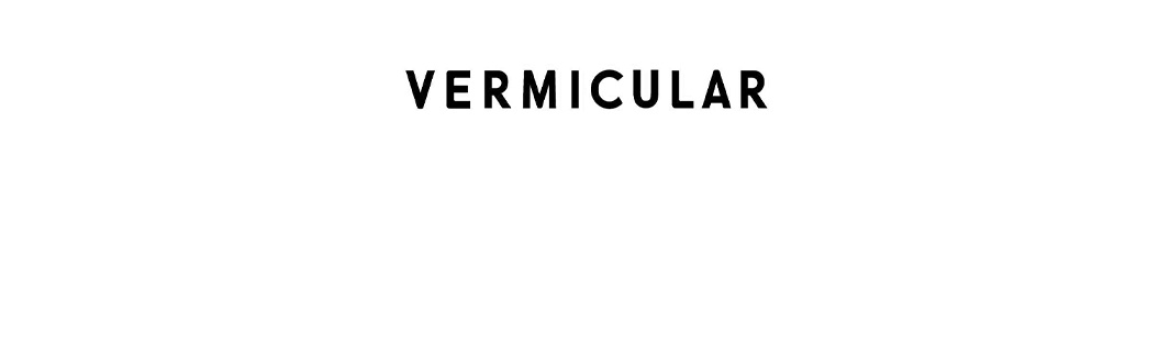 Vermicular IH琺瑯鑄鐵鍋，黑色，帶有品牌標誌「VERMICULAR」。