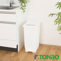 白色塑膠推蓋踩踏雙用型垃圾桶，容量 45L，垃圾桶頂部有一個長方形的開口，側面有踩踏板。