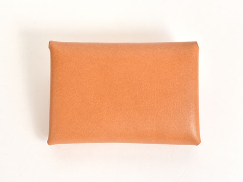 職人手作皮革小卡片收納夾 (KV-1)，採用淺棕色皮革製成，設計簡潔，適合收納名片或小卡片。