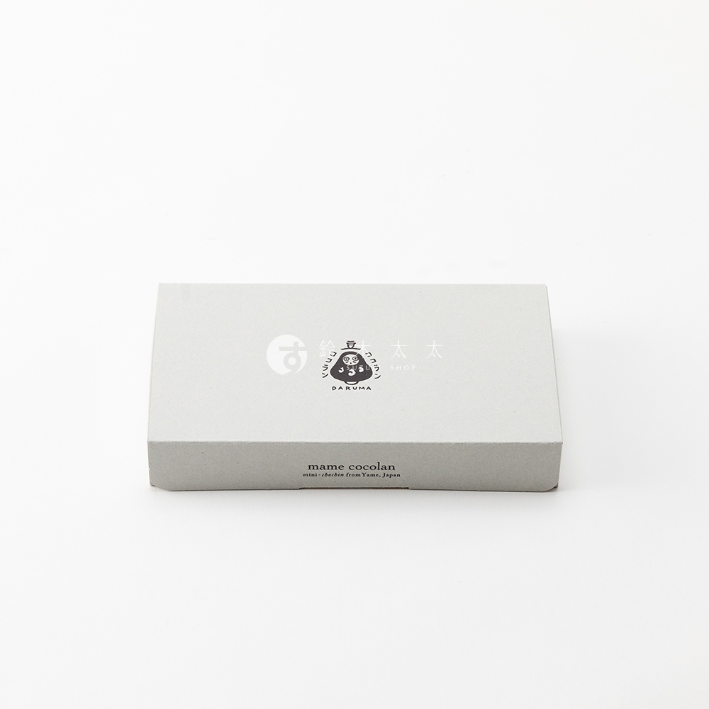 淺灰色紙盒，印有「mame cocolan」字樣及達摩圖案，呈現簡約風格。