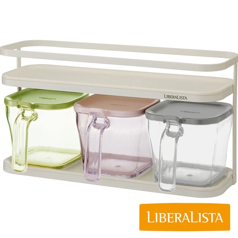 LIBERALISTA 調味料罐收納架組，包含綠色、粉色和灰色蓋子的三個透明收納罐，放置於白色架子上