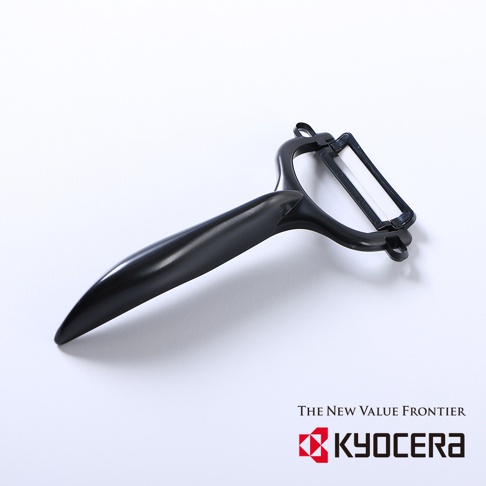 黑色陶瓷削皮刀，配有符合人體工學的黑色手柄和銀色陶瓷刀片。