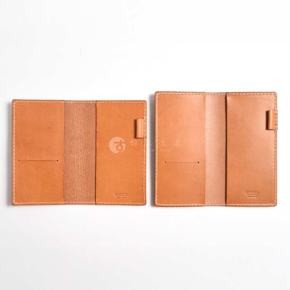 職人手作皮革輕便記事本書套 KB-48，展示兩款淺棕色皮革內頁設計，皆有插槽與筆套，以簡潔線條縫製。