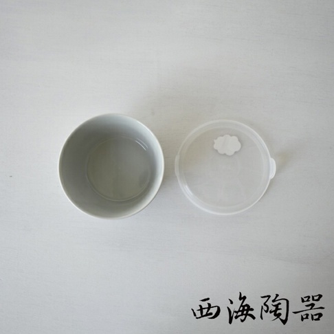 波佐見燒 FUWARI 四件式碗碟，包含一個淺灰色陶瓷碗和一個透明塑膠蓋，蓋子上有白色雲朵造型的裝飾。