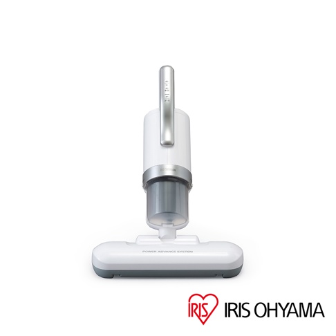 銀色雙氣旋偵測除蹣清淨機，配備HEPA13銀離子濾網，機身主體為白色，集塵筒為灰色透明塑膠材質，底部吸塵頭為白色，並印有「POWER ADVANCE SYSTEM」字樣。