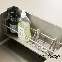 不鏽鋼廚房水槽瀝水架，架上放有一瓶綠色清潔噴霧瓶和一瓶透明洗碗精瓶，右側有一個銀色不鏽鋼餐具瀝水籃。