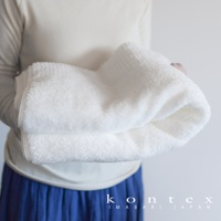 白色極柔蓬鬆大浴巾，材質看起來柔軟，邊緣有條紋紋理。