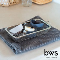 不鏽鋼網狀收納盒裝著淺灰色、白色和深藍色的洗碗機零件，置於灰色紋理布上。