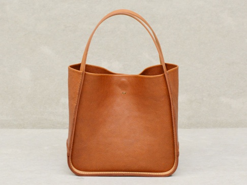 前後面同じ見た目。厚革が、盤面から取手にぐるりと一周入っています。(後面にはOrgan刻印が入っています。)