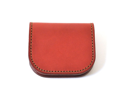 職人手作皮革馬蹄造型零錢包，採用鮮紅色牛皮製成，邊緣以黃褐色縫線細緻車縫，整體呈現U型馬蹄狀，簡約而有質感。