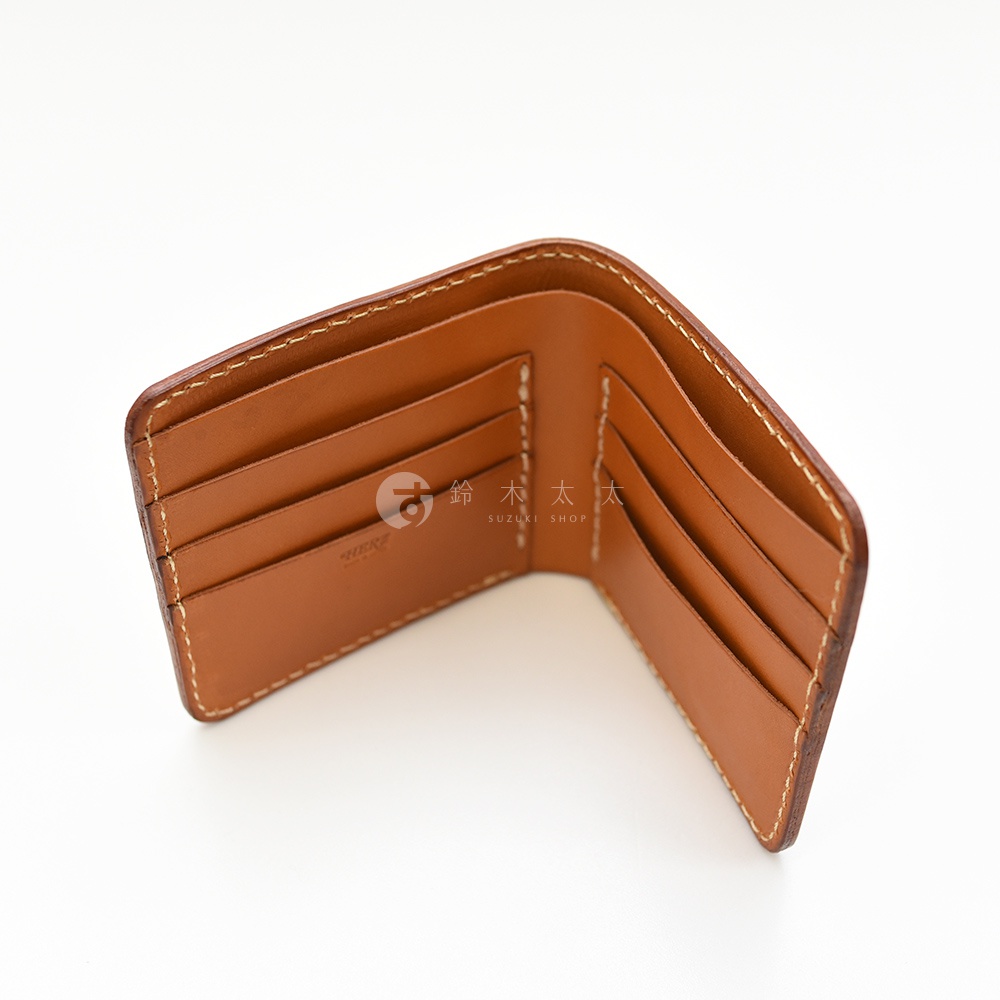 職人手作的棕色皮革二折橫式短夾，內部有數個卡片夾層，車縫線清晰，展現皮革質感。