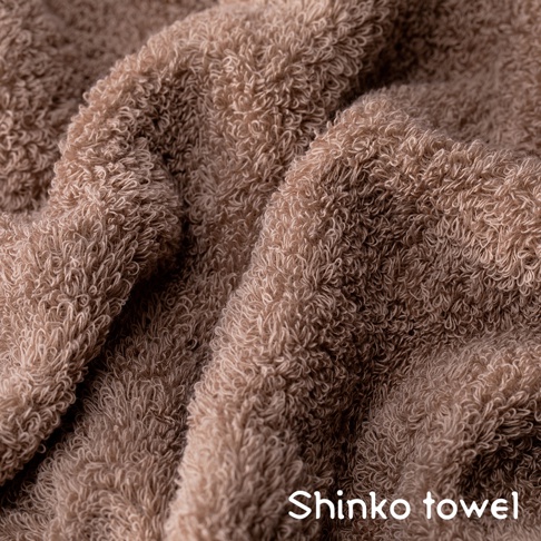 MAISON BLANC 輕奢柔膚匹馬棉毛巾，展現細緻柔軟的織紋，呈現溫暖的棕褐色調。