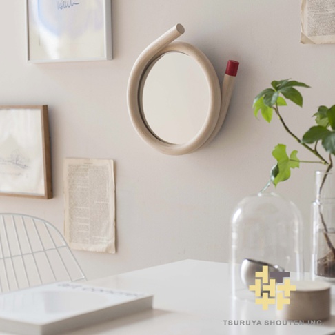 淺色木紋藤編圓鏡，鏡框呈螺旋狀，一端帶有紅色裝飾。