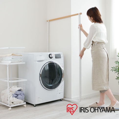 原木造型天然曬衣架，白色金屬框架搭配木質橫桿，寬版加高設計，適合放置於洗衣機旁，簡約實用。