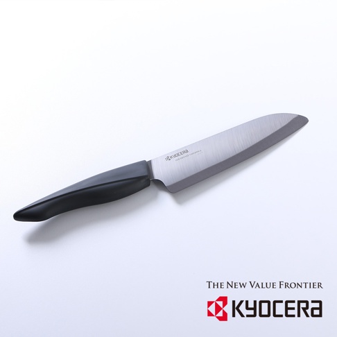 黑色握柄的16公分精密陶瓷刀，刀刃為銀灰色，表面印有KYOCERA字樣及「advanced ceramics」標示。
