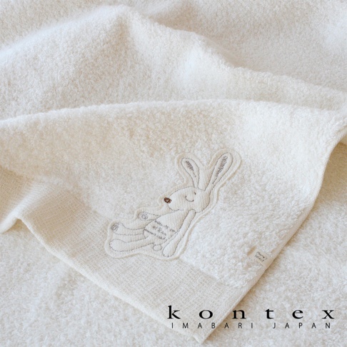 純白色厚感毛巾，織有可愛的兔子刺繡圖案，毛巾材質柔軟，觸感舒適，帶有連帽設計，適合嬰幼兒使用。