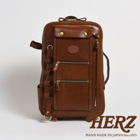 棕色皮革製成的多功能後背包，具有多個拉鍊口袋、皮革標誌和金屬配件。