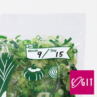 裝有切碎蔥段的透明密封保鮮袋，袋子上印有標示月份和日期的綠色橫幅，以及綠色洋蔥和蔥的圖案。