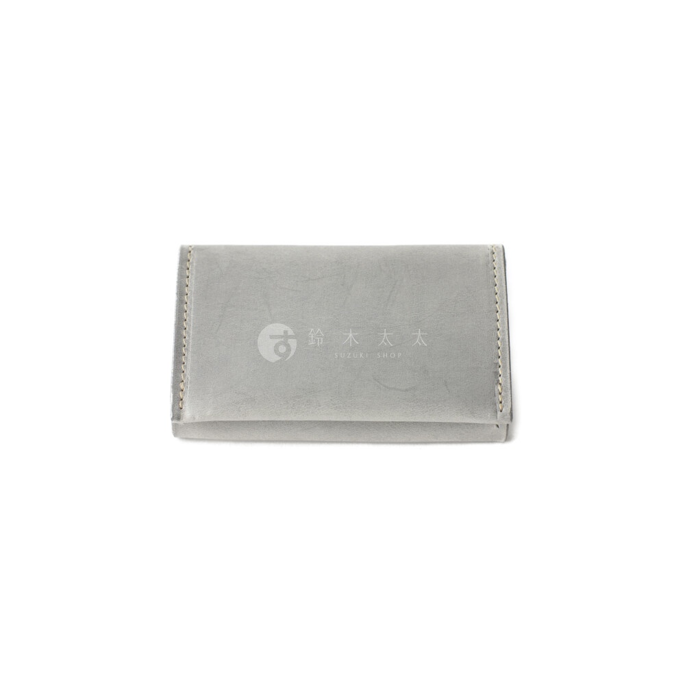 北海道KASANE 職人手作義大利Sibilla皮革卡片收納夾，灰色，正面印有品牌標誌與日文「鈴木太太」及英文「SUZUKI SHOP」字樣。