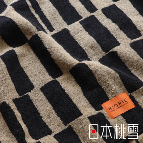 日本桃雪戶外格紋棉柔長毛巾，橘色標籤印有HIORIE TAWEL FACTORY IN JAPAN字樣