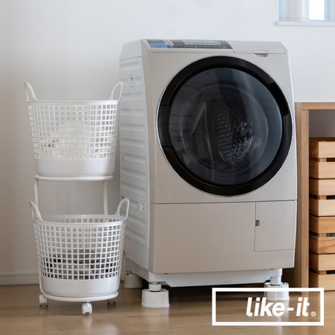 兩個白色圓形疊疊洗衣提籃，上方提籃裝有白色衣物，下方提籃裝有灰色衣物，提籃皆為網格設計，帶有提把，底部有輪子。