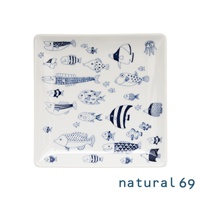 白色方形陶瓷餐盤，印有藍色線條描繪的各種海洋魚類圖案，風格簡約可愛。