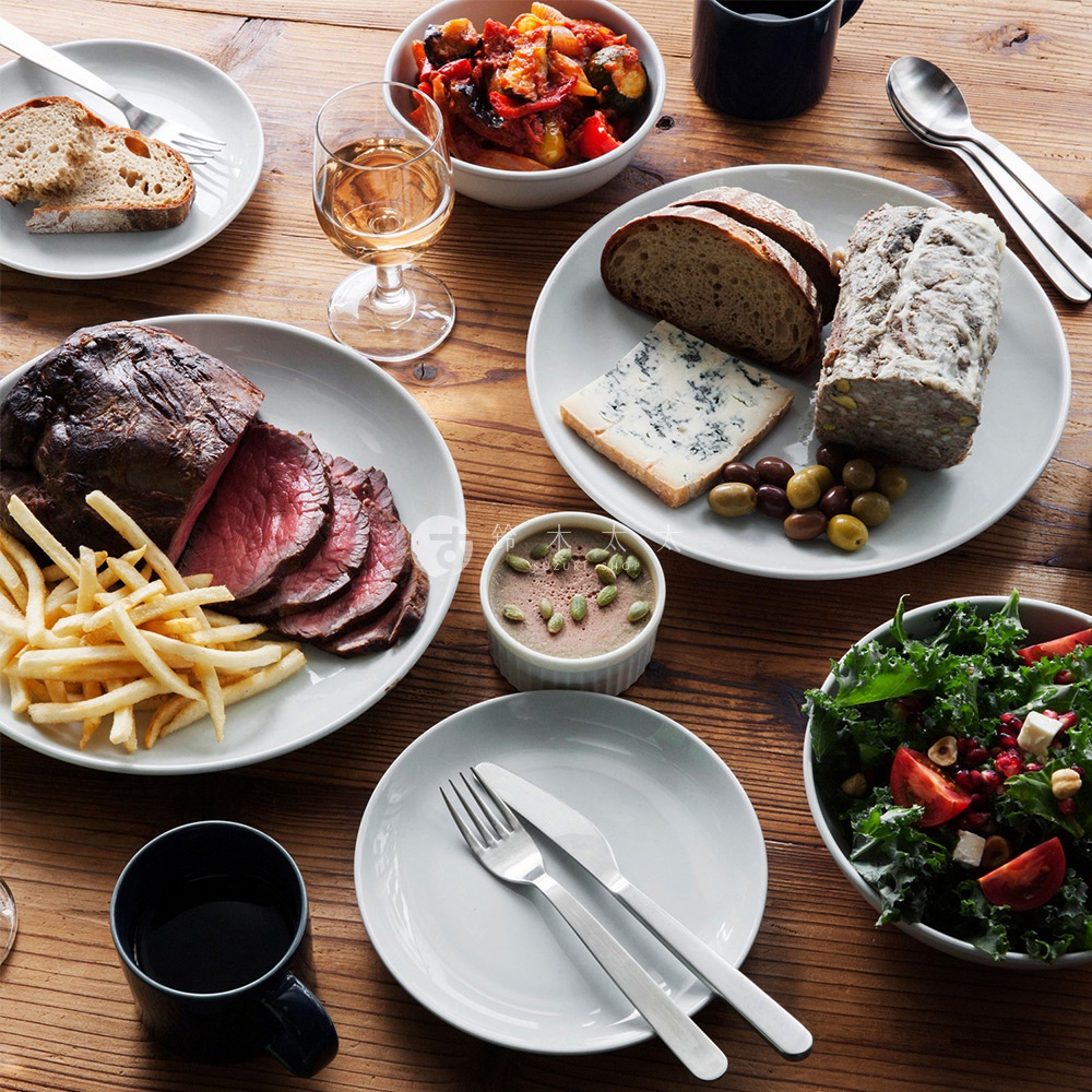 波佐見燒 Common 陶瓷料理深碗，白色，21公分，盛裝著烤牛肉、薯條、蔬菜沙拉、麵包、起司、橄欖及肉醬，碗盤皆為淺色調。