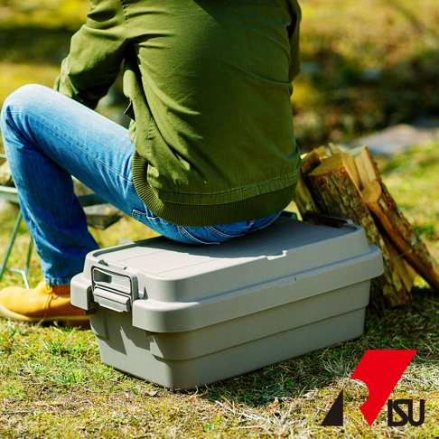 一個灰色的TRUNK CARGO可堆疊多功能耐重收納箱，側面有掛鎖孔與提把，箱體堅固，適合戶外使用。