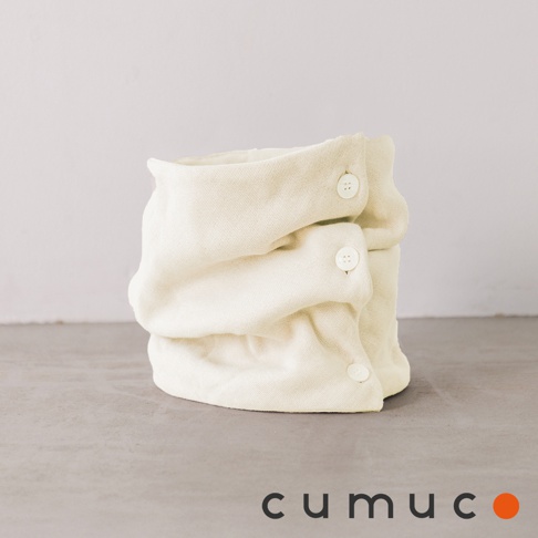公大株式會社 CUMUCO 白色布製鈕扣圍脖，材質紋理清晰可見