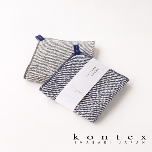 兩塊質感波浪鬆餅紋方巾，一塊為灰白色，另一塊為藍白色，均帶有品牌標籤。