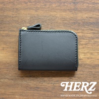 黑色職人手作皮革Organ口袋拉鍊短夾，採用光滑皮革材質，搭配金色拉鍊與拉環，縫線整齊，置於木紋背景上。