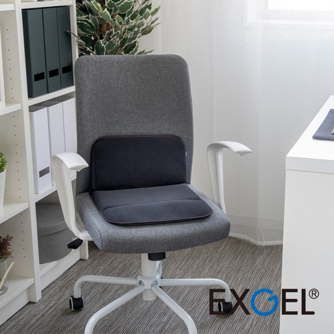 深灰色透氣網布製成的腰靠坐墊，帶有紅色滾邊，放置於灰色辦公椅上，椅背和坐墊皆有縫線設計。