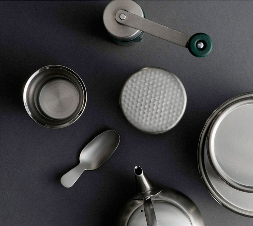 日製18-8不鏽鋼雙層隔熱保冰隨行杯-220ml，銀色，頂部視角，包含杯子、帶有綠色旋鈕的研磨器、錘紋杯蓋、湯匙與金屬壺嘴。