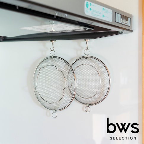 bws SELECTION 品牌的可拆式不鏽鋼圓型簡約萬用瀝水盤，懸掛在抽油煙機下方，展示其簡潔的設計與收納功能
