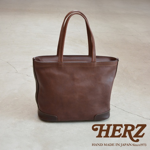 職人手作皮革Organ肩背拉鍊托特包，經典方正包型，搭配雙提把設計，包身呈現自然垂墜感，底部有加厚皮革，整體散發復古沉穩氣息。