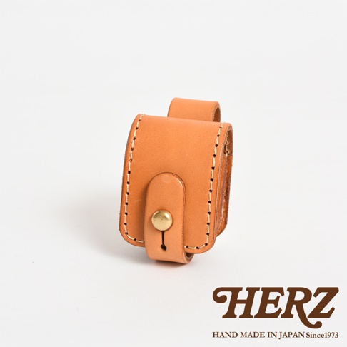 職人手作皮革原子釦型腰間小物收納包，採用天然皮革材質，呈現溫潤的淺棕色調，設計簡約實用，帶有縫線細節和金屬原子釦。