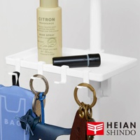 白色直撐款 tatecco TCR 專用迷你掛勾 TCA-6WH，架上有淺黃色噴霧瓶與黑色筆狀物，下方掛有含鑰匙的藍色小包及黃銅鑰匙圈。