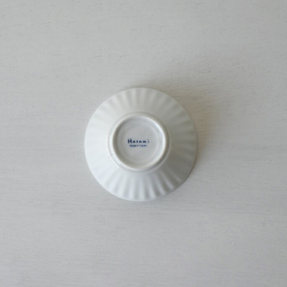 波佐見燒 FUWARI 白色陶瓷碗，底部有「Hasami Made in Japan」藍色字樣，碗身帶有放射狀的壓紋。