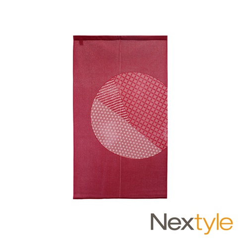 深紅色門簾，左側有一個半圓形圖案，由細小的格子紋和圓形圖案組成，材質為織物。