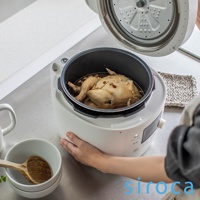 白色智能電子萬用壓力鍋，內鍋有燉煮中的整雞、松子和紅棗，鍋蓋開啟，部分露出內部的蒸氣孔。