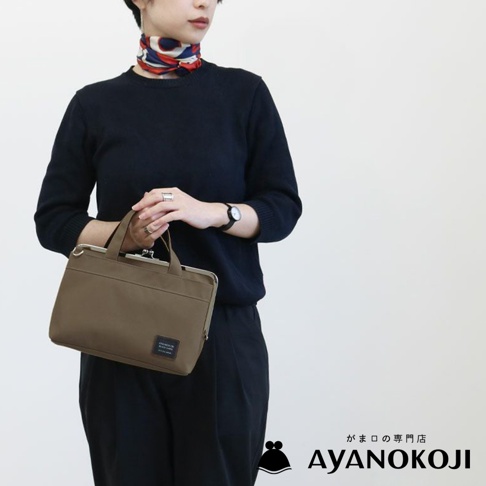 AYANOKOJI 京都職人手作橫式口金手提包，搭配藍色、紅色、白色與深藍色相間的絲巾，展現獨特風格。