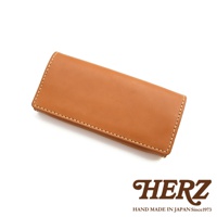 職人手作皮革軟皮長夾 WL-63，此款為駝色，採用柔軟皮革製成，邊緣縫線整齊，呈現簡約優雅的設計。