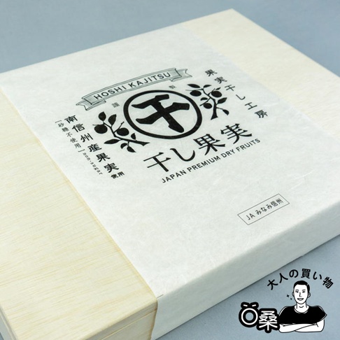 長野縣南信州產的「HOSHI KAJITSU」無糖果乾禮盒，以淺色桐木盒盛裝，盒蓋上印有黑色的日文及英文產品資訊，包含「干し果実」、「JAPAN PREMIUM DRY FRUITS」等字樣，以及品牌標誌和果樹圖案。