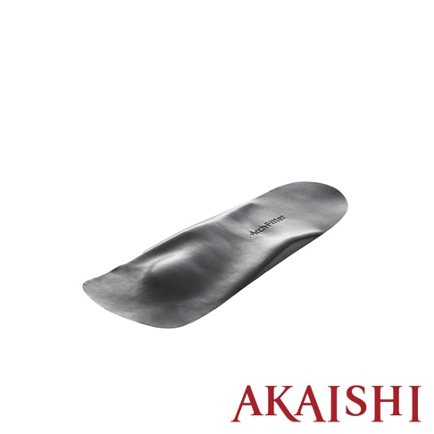 一張銀灰色超薄型釋壓護足鞋墊，鞋墊上有「arch fitter」字樣，底部印有「AKAISHI」品牌標誌。