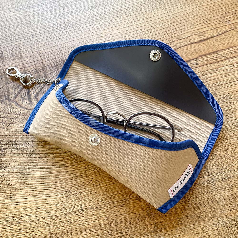 日式帆布眼鏡收納包，附有鑰匙圈，繡有犬印鞄製作所字樣