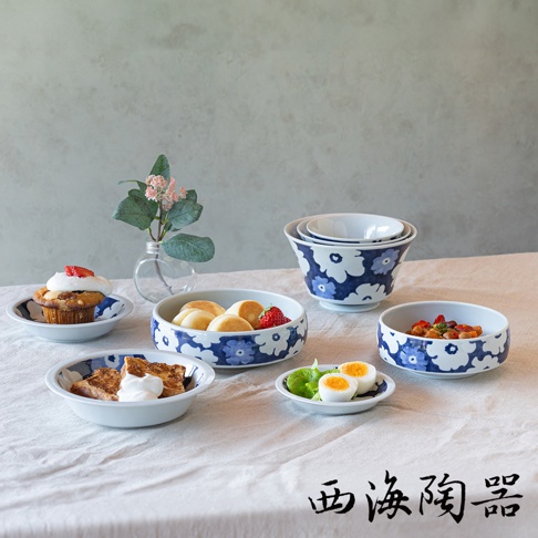 波佐見燒藍花紋四件式深碟盤組，白色陶瓷盤上飾有藍色花卉圖案，包含盛裝杯子蛋糕、小鬆餅、法式吐司及水煮蛋的盤子，以及兩個疊放的藍花紋碗。
