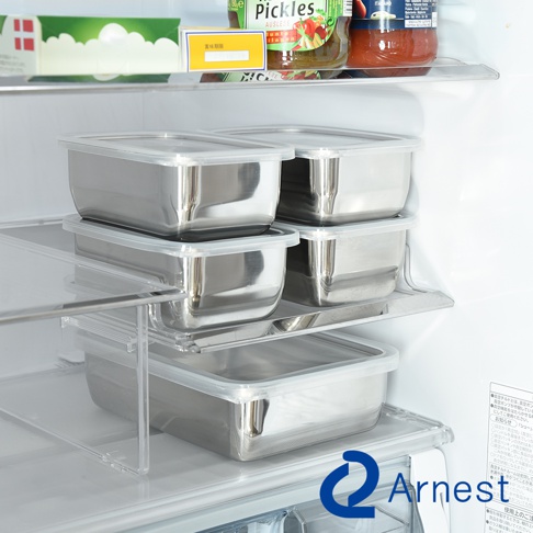 Arnest 不鏽鋼多功能濾網保鮮盒3件組-1/4尺寸，內含調理盤、濾網和透明蓋，適合食材備料及保存。